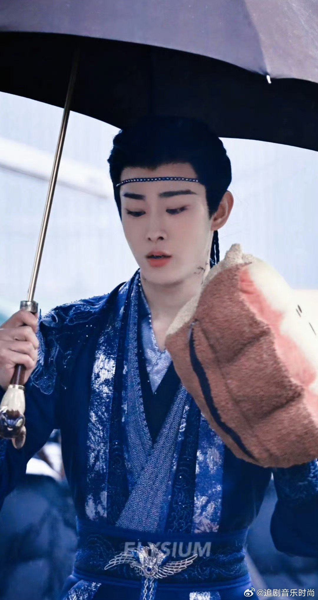 田嘉瑞年卡塑田嘉瑞年下daddy看小寄灵转身的落寞，眼眶湿了一片；见龙神登场的挺