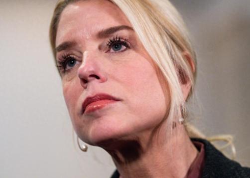 4月1日，美国多家主流媒体同时放料，特朗普居然在私下偷偷讨论，要把司法部长邦迪给