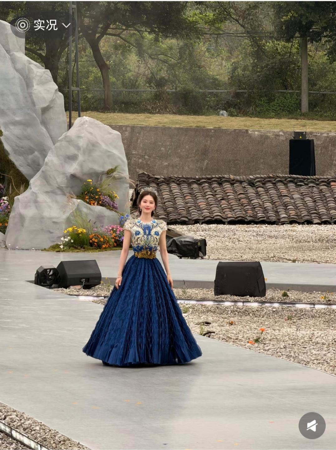 刘诗诗，衣服好看又大气。