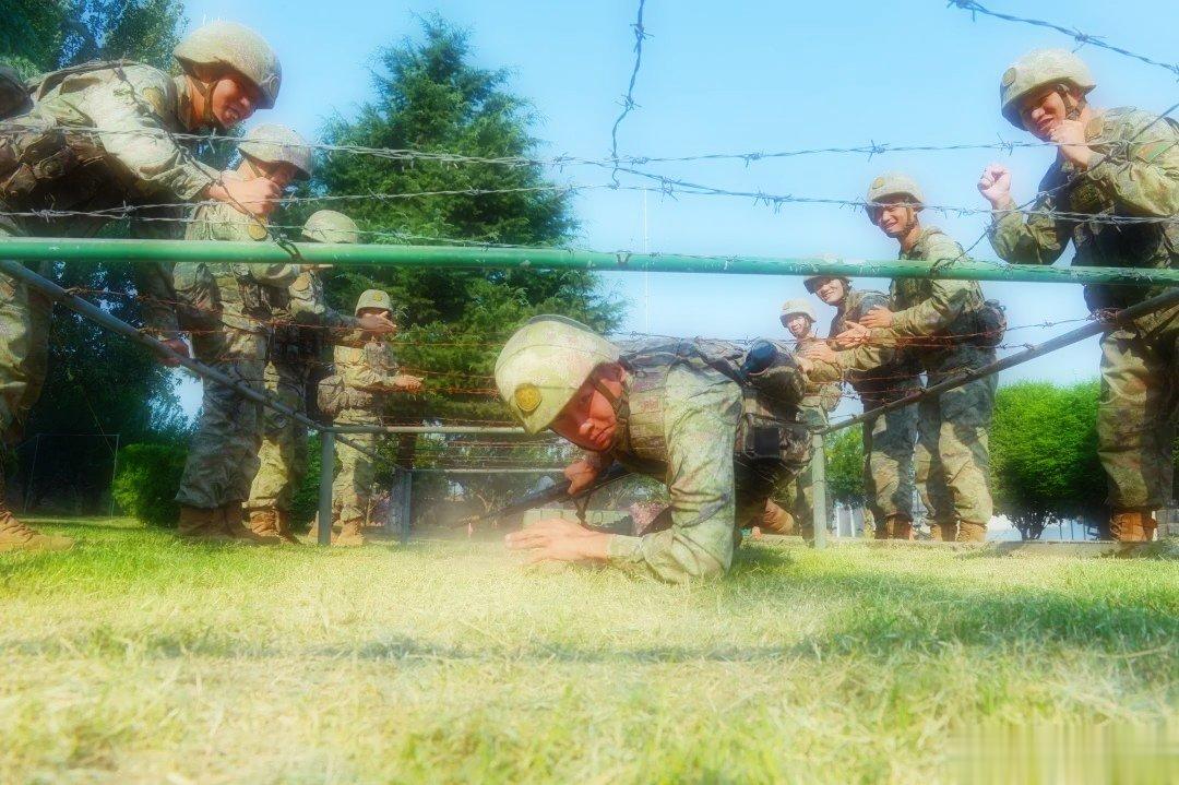 #铸剑中原[超话]##早安军营##原原说早晚安# 军人的成长是破茧成蝶的过程，磨