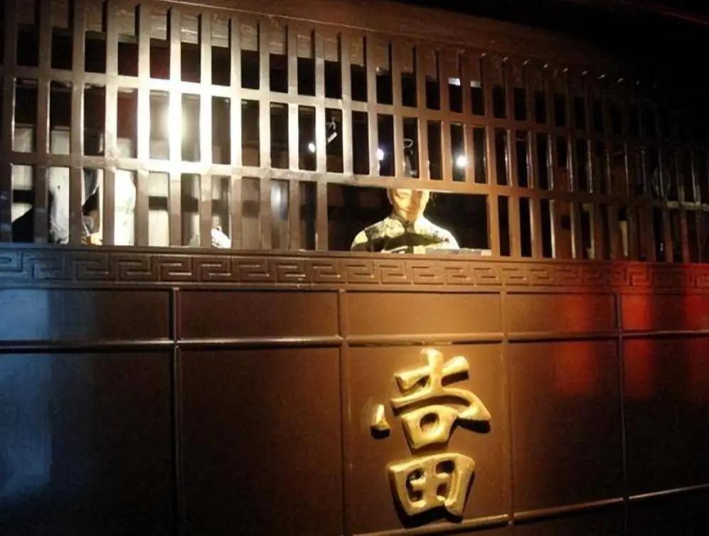 清代民间典当行，有一套外人看不懂的暗记写在当票背面。

当票正面写得清清楚楚，当