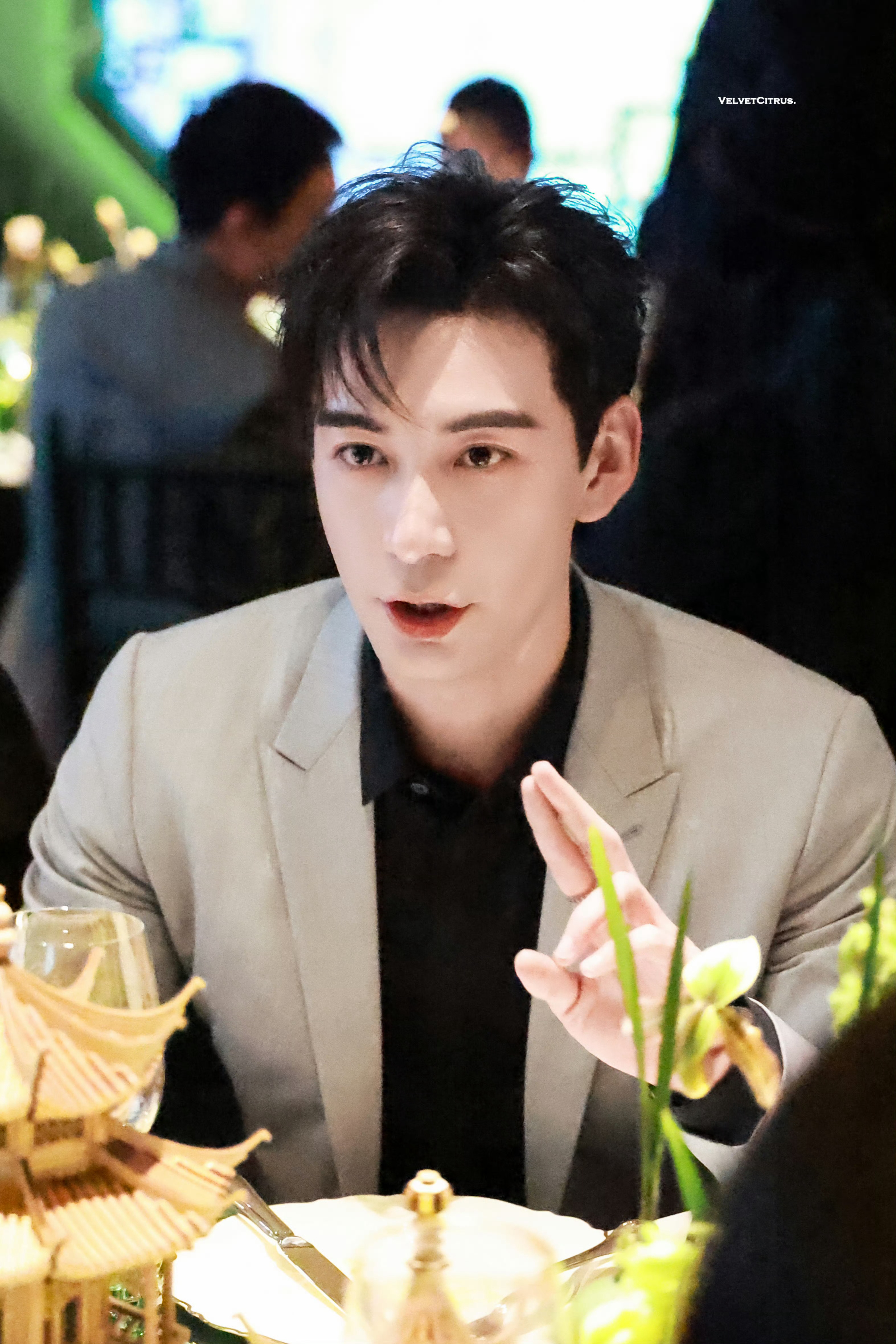 我好喜欢这张……我的课代表在给同学讲难题时投入的样子～ 