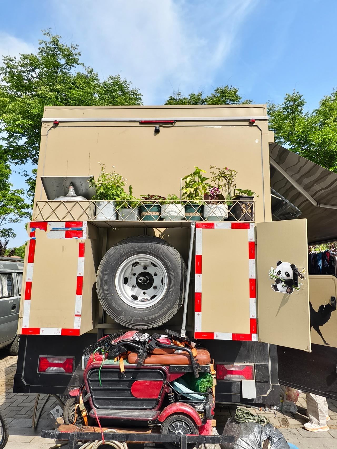 震惊了！热爱生活的人走到哪都是热爱生活的，房车露营，主人的车后面专门加装一排地方