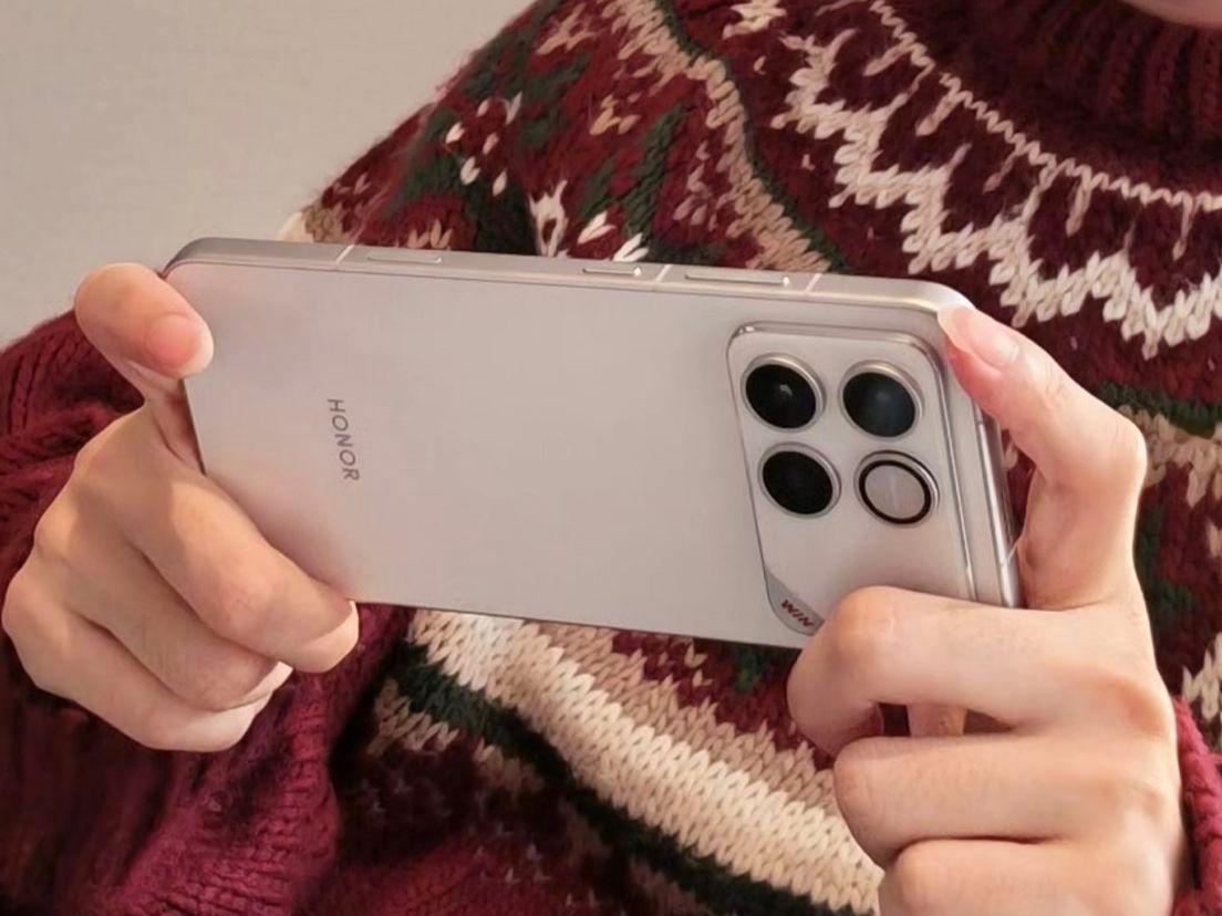 其实认真看荣耀Win真机图，倒没觉得和红米K90 Pro Max很像，只是大家都