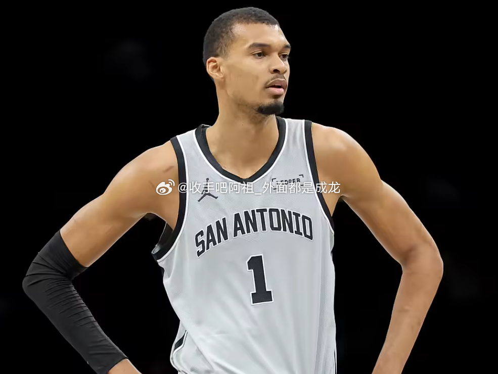 NBA常规赛，马刺今日客场127-113战胜勇士。本场比赛，马刺球星文班打出统治