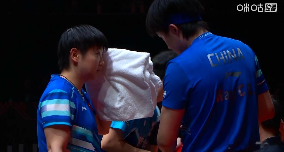 今晚的眼泪为莎头而流！莎莎女单半决赛第一局脚就不舒服，硬撑到第四局才叫医疗暂停，
