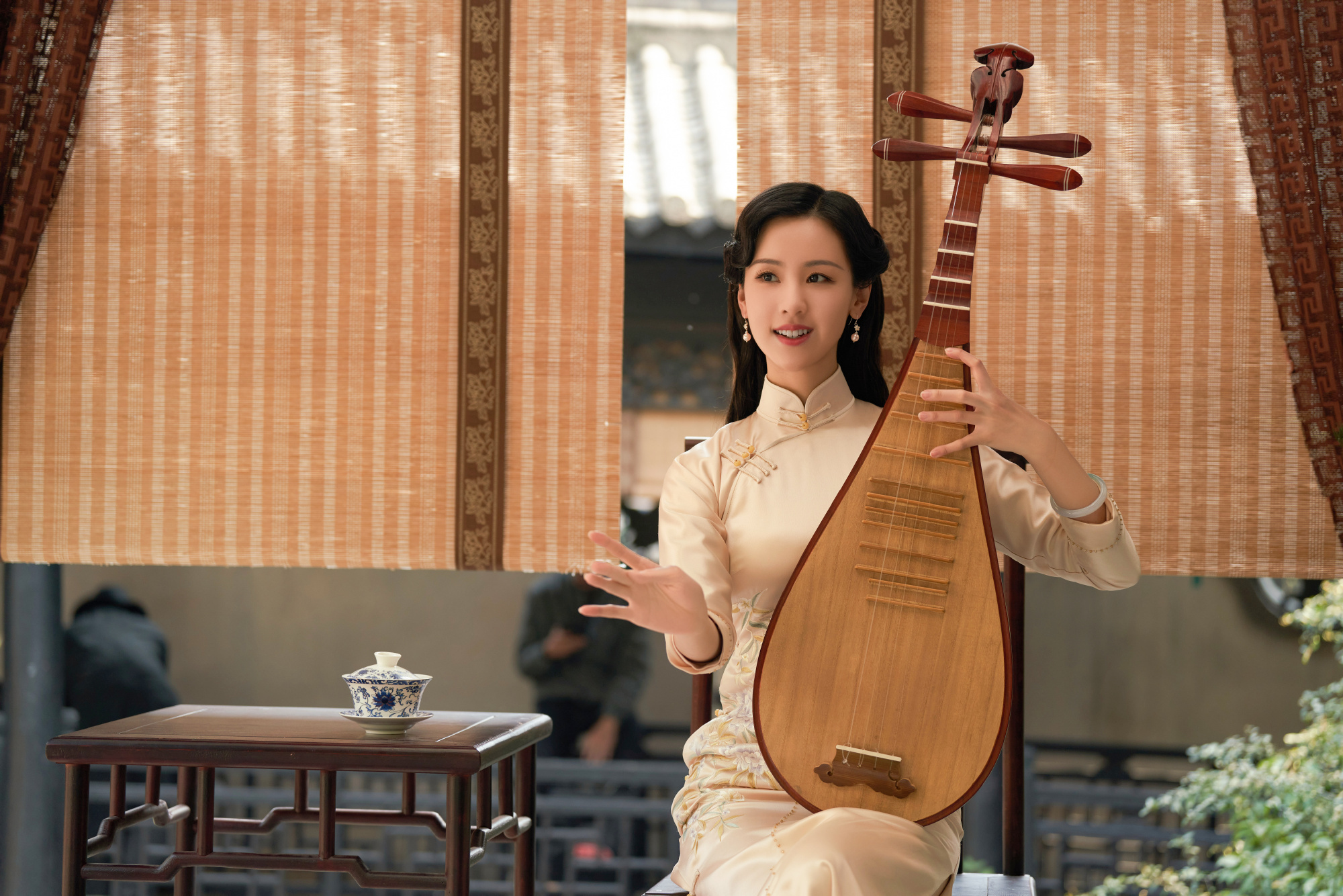 陈都灵旗袍美人：听沫一曲琵琶语，观月半弯映心湖 ​​​