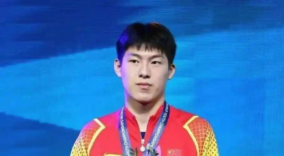 重庆冠军赛对国乒男单小将锻炼挺大的!
昨天首轮比赛，温瑞博3-0击败世排25的弗