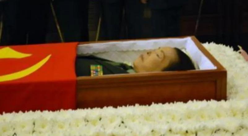 2013年，中国“女排将军”陈招娣病逝后，一张罕见的遗容，照片中的他身穿少将军装