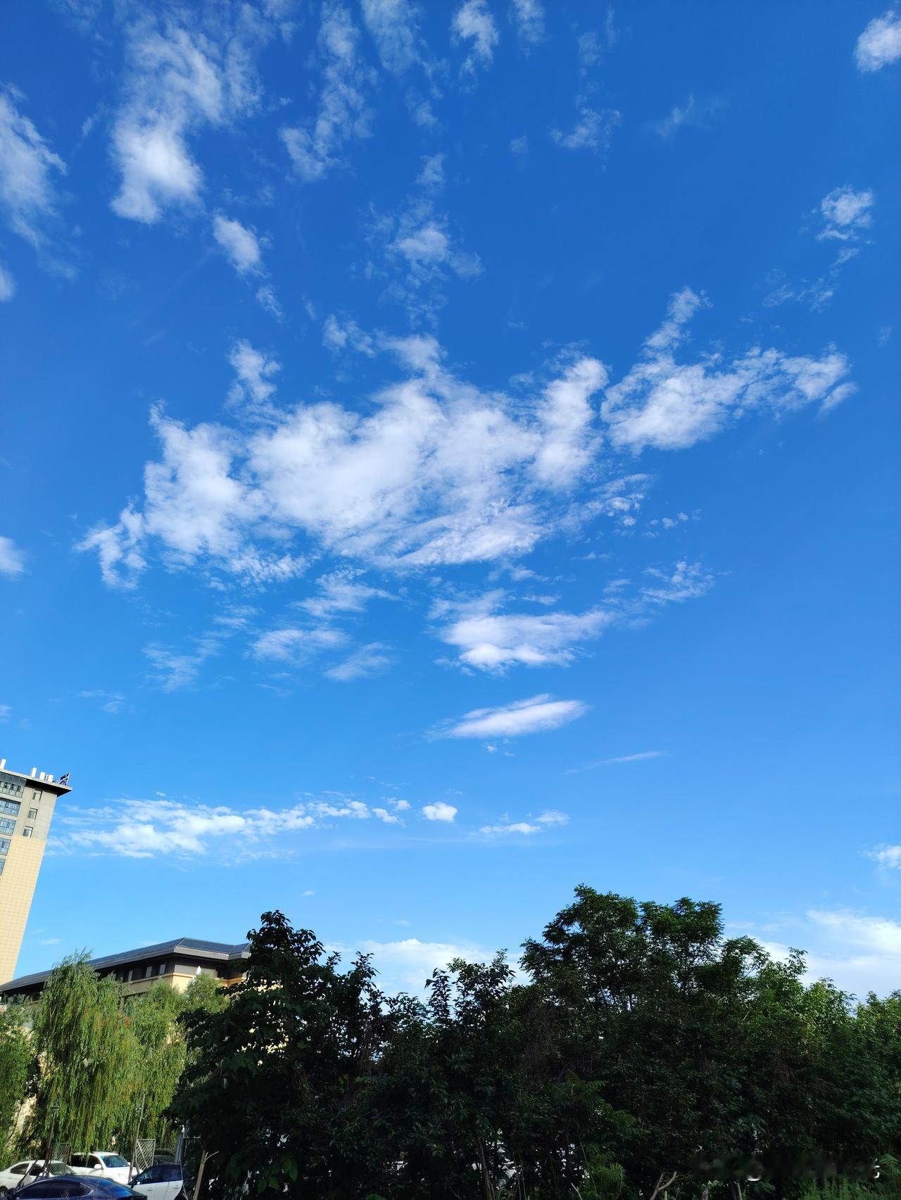 凉爽的天气
即将恢复炽热，
收获的轰鸣声
还回响在耳侧
日和月
不知疲倦
交错在