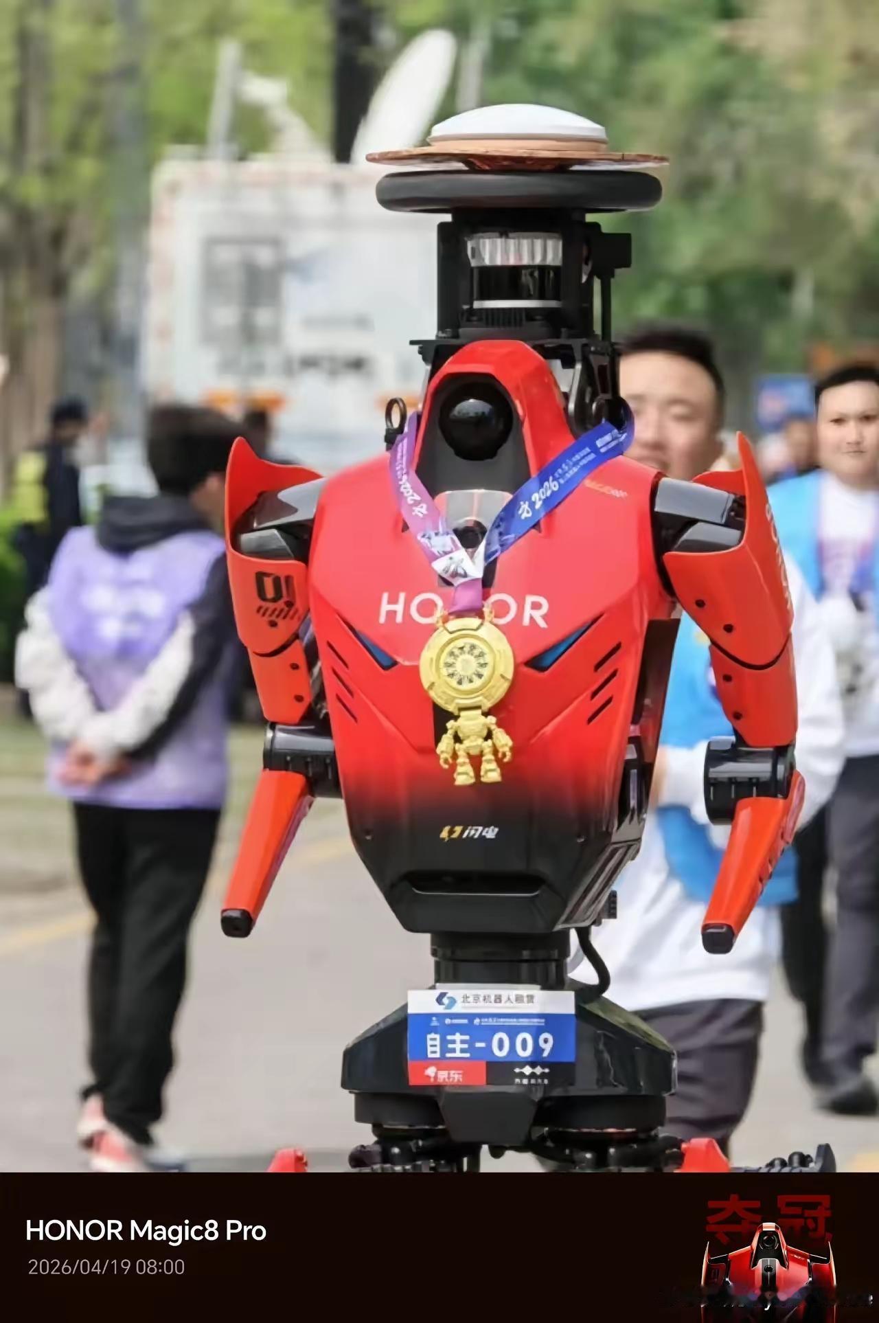 在北京亦庄机器人马拉松比赛， 一家手机厂商生产的人形机器人居然在马拉松比赛凭借极