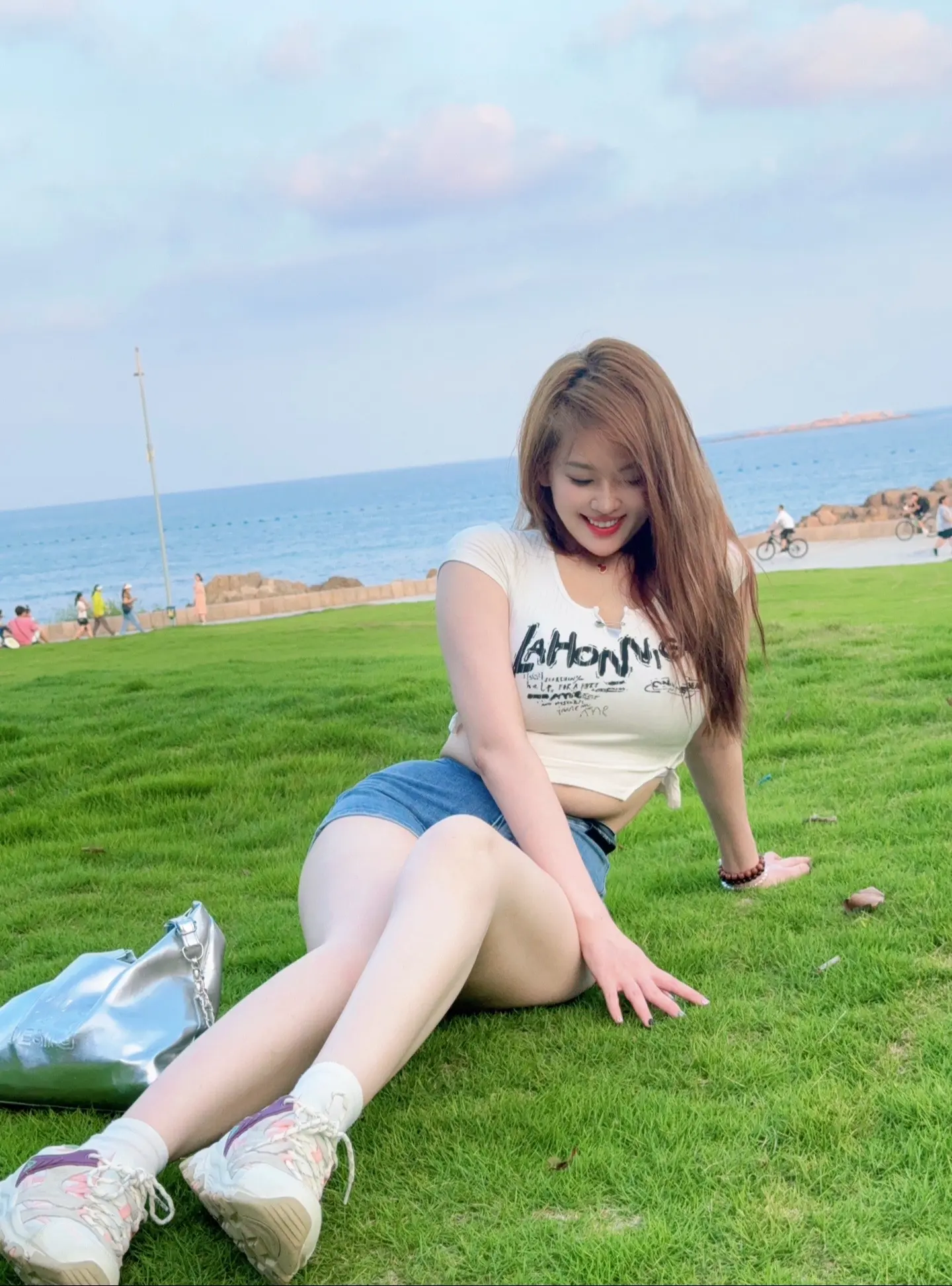 草地上长出一个肉墩墩😉。深圳总下雨，带你们看看青岛的海和阳光☀️🥳...