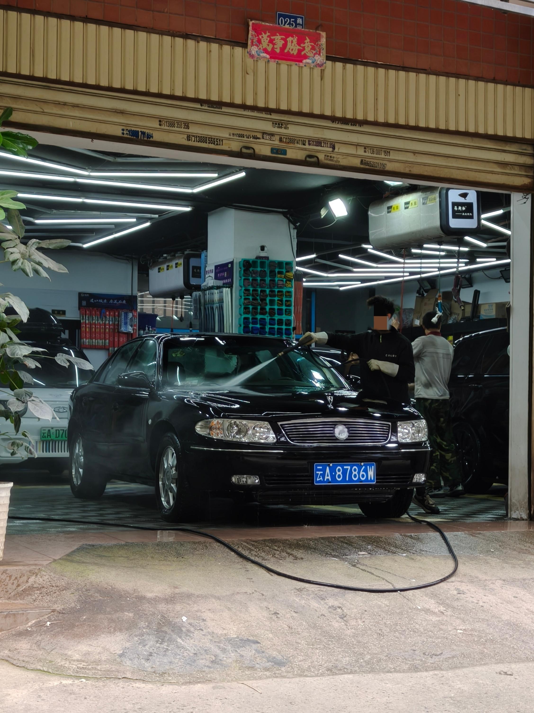 雨季差不多要结束了，终于可以好好洗个车了，洗干净车拍点照片就是很开心的周六上午，