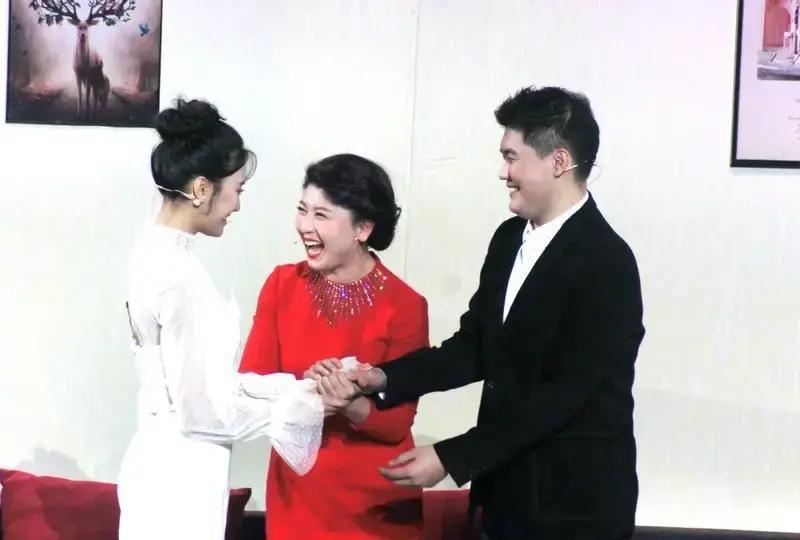 一年一百万不够花？
 
这话从闫学晶嘴里蹦出来，网友直接炸锅。她补一句“嫌贵别看