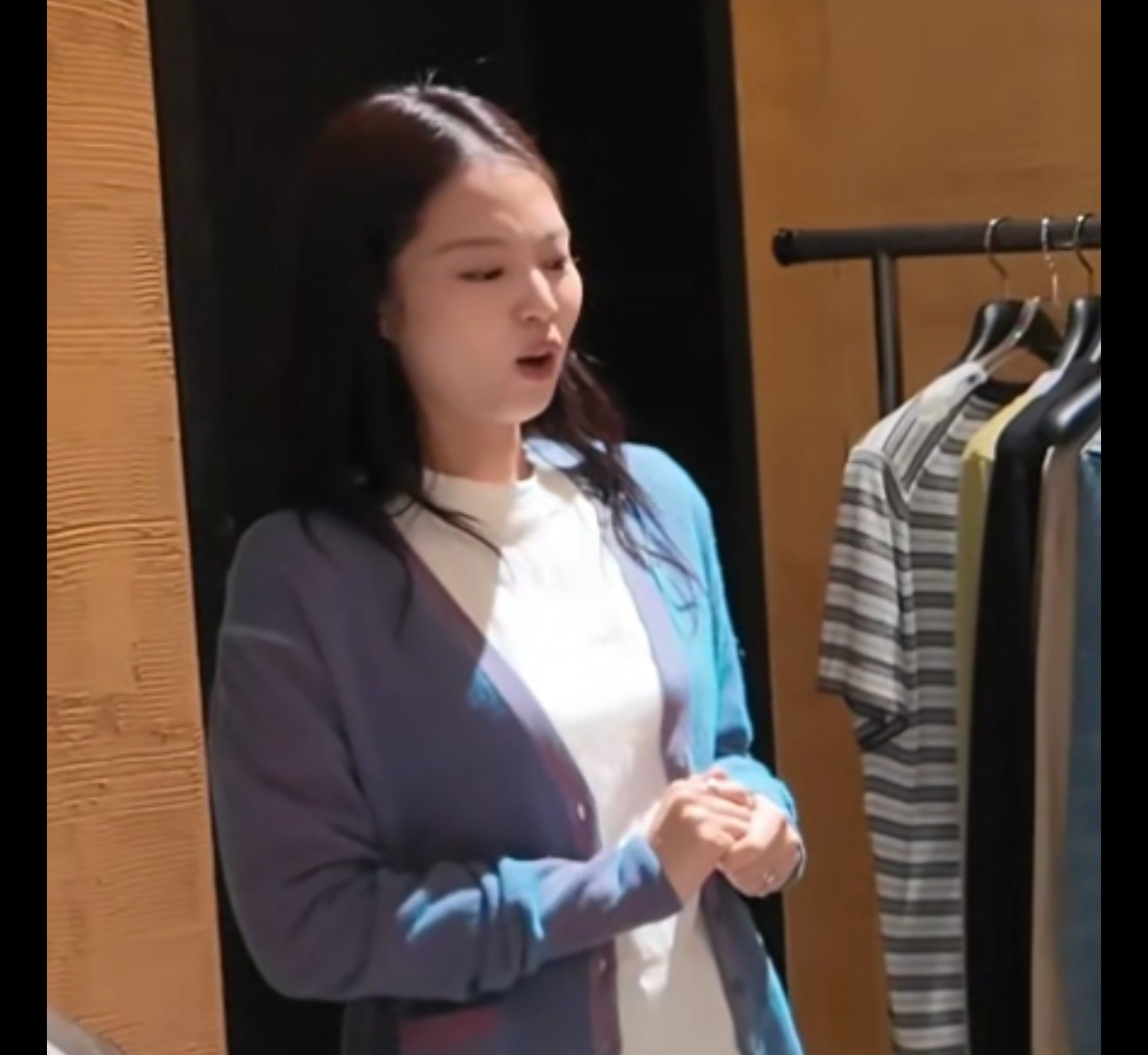 这个Jennie在表情包届没有要输的意思不愧是南韩小品女王哈哈哈哈哈哈 