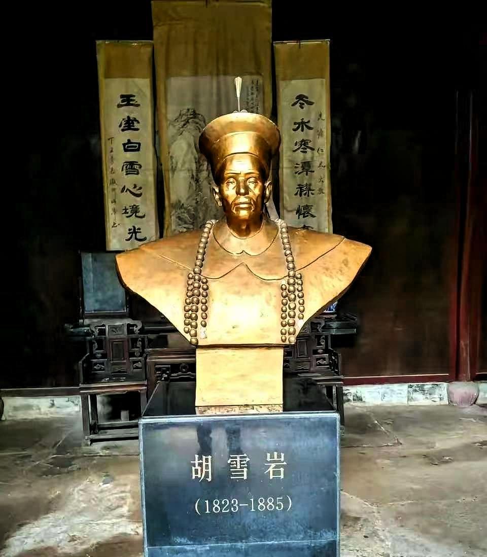 最狠的刀子，永远是自己人递过来的。
李鸿章去看已经破产的胡雪岩，态度带着点胜利者