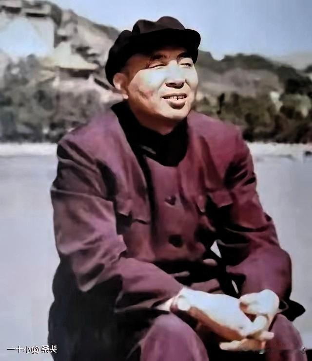 谁也没想到！1936年他冒死放走61名共产党人，隐姓埋名不求分毫回报。
 
时隔