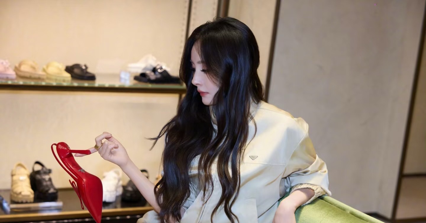 Prada代言人杨幂杨幂prada大秀很成功，看了她很多采访，不论对时尚还是生活