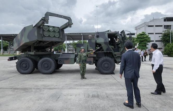美国陆军士兵拍摄并且上传到网上的视频显示，美军2辆“海马斯”火箭炮在科威特领土上