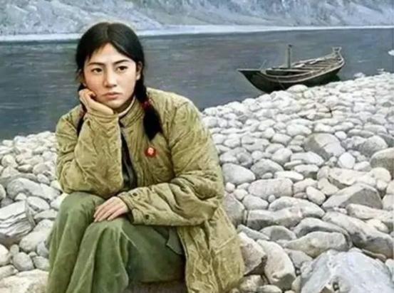 1972年，21岁知青李文忠救起一名11岁的落水女孩。然而，女孩竟认真地对他说了