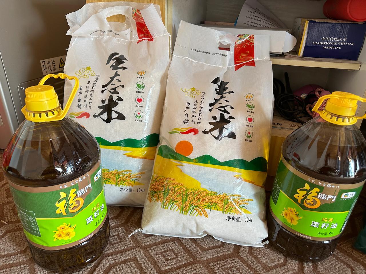 农村过年送礼都送啥？

坐标：眉山丹棱农村。发现最近几年，我们农村老家过年送礼都