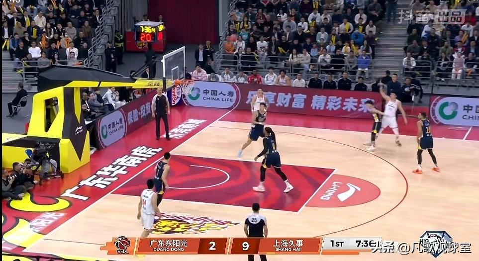 广东输给上海并非是坏事！这场惨负就当给广东队浇了一桶冷水，让杜锋和朱芳雨清醒一下