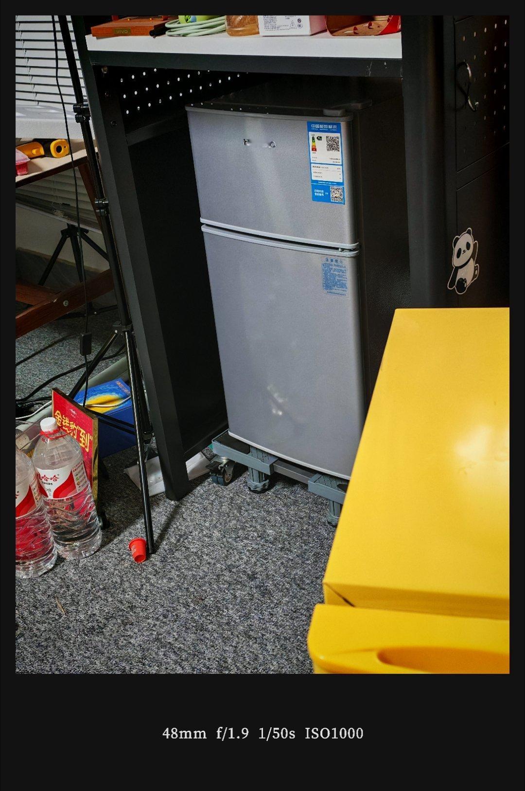 前两天给我的办公室换了一个小冰箱，之前那个门关不实了，老漏水！昨天一个人扛上楼，