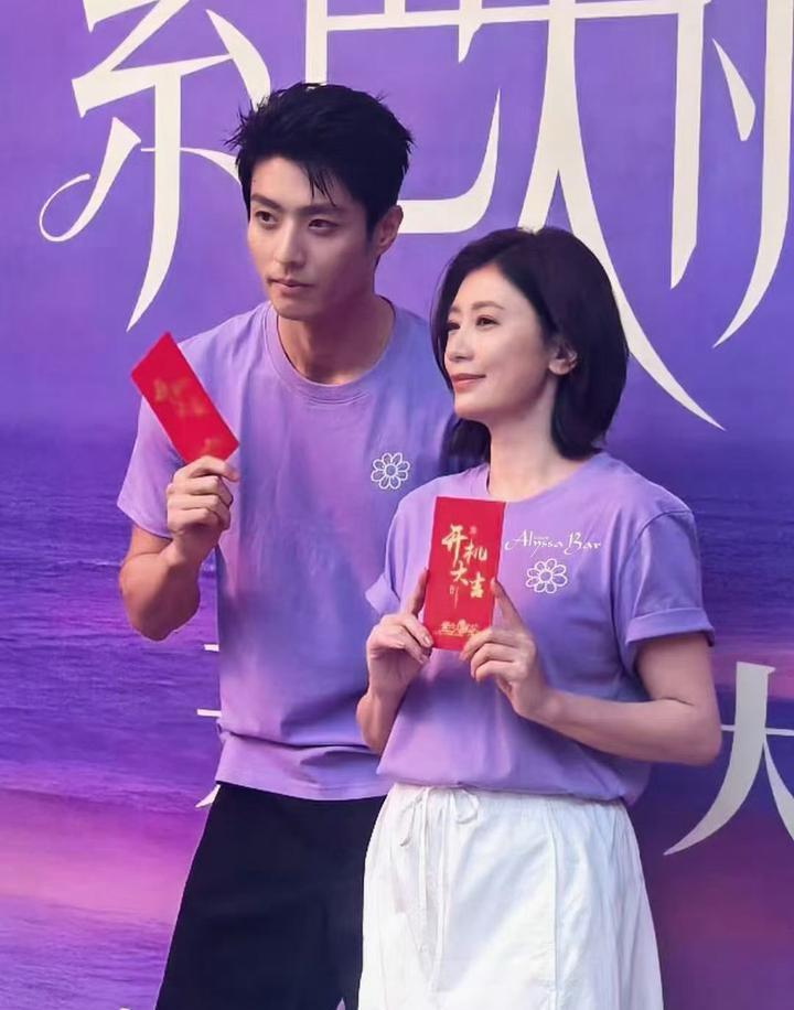 50岁的离异富婆 + 28岁的野心年下狼狗，贾静雯和陈靖可主演的《紫色大丽花》简