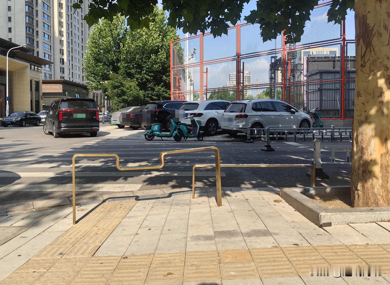 【盲道观察系列·第六期】8月2日实地走访石家庄东塔街路段发现，道路人行道内设置的