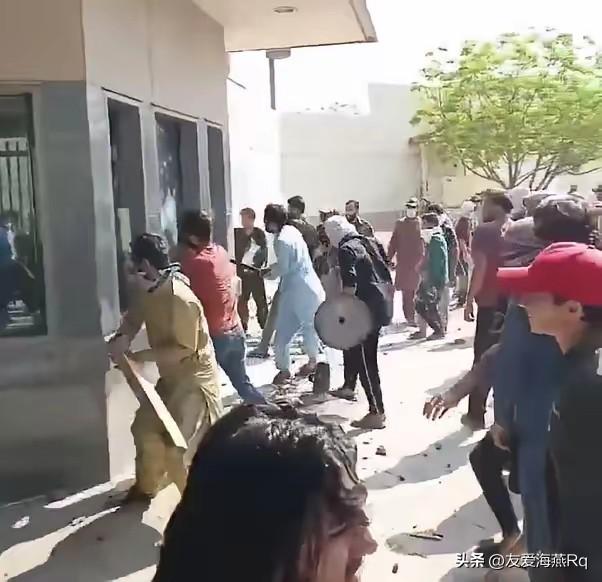 是抗议、还是暴徒？
在巴基斯坦城市卡拉奇，有美国派驻的领事馆。3月1日，一伙可能