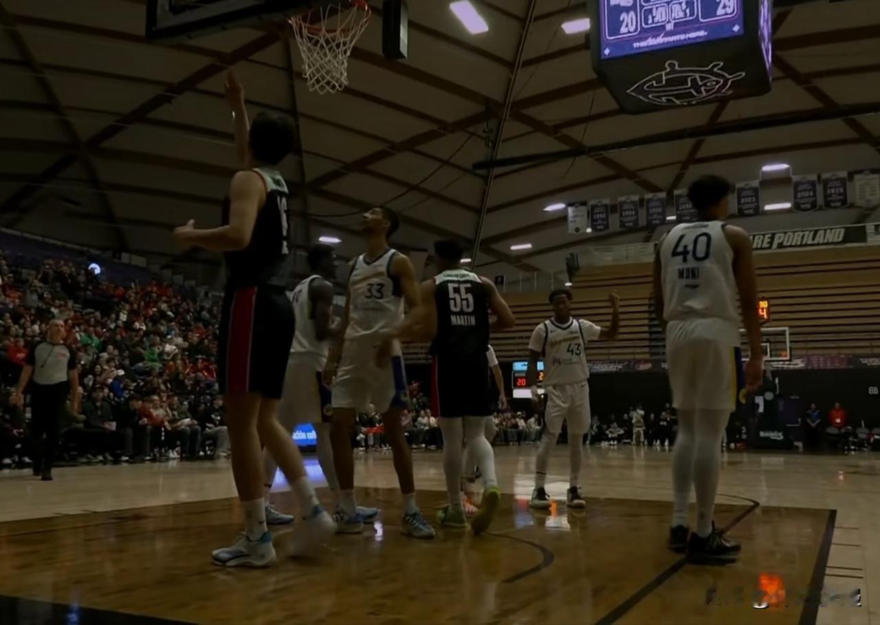 杨瀚森双11。G联赛圣克鲁斯与混音的比赛中，杨瀚森拿到11分，11篮板的双十一数