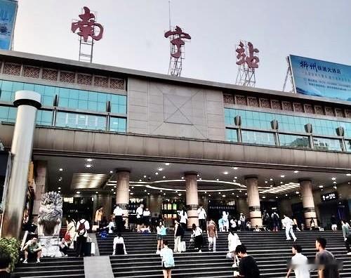 真没有想到广西省会城市的南宁火车站，是“老破小”的所在！整个车站候车室楼上150