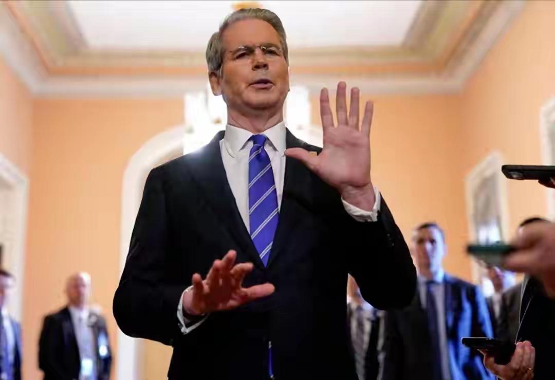 美国财长贝森特扬言在稀土问题上必须让美国满意，否则就要对中国实施报复，时间是美国