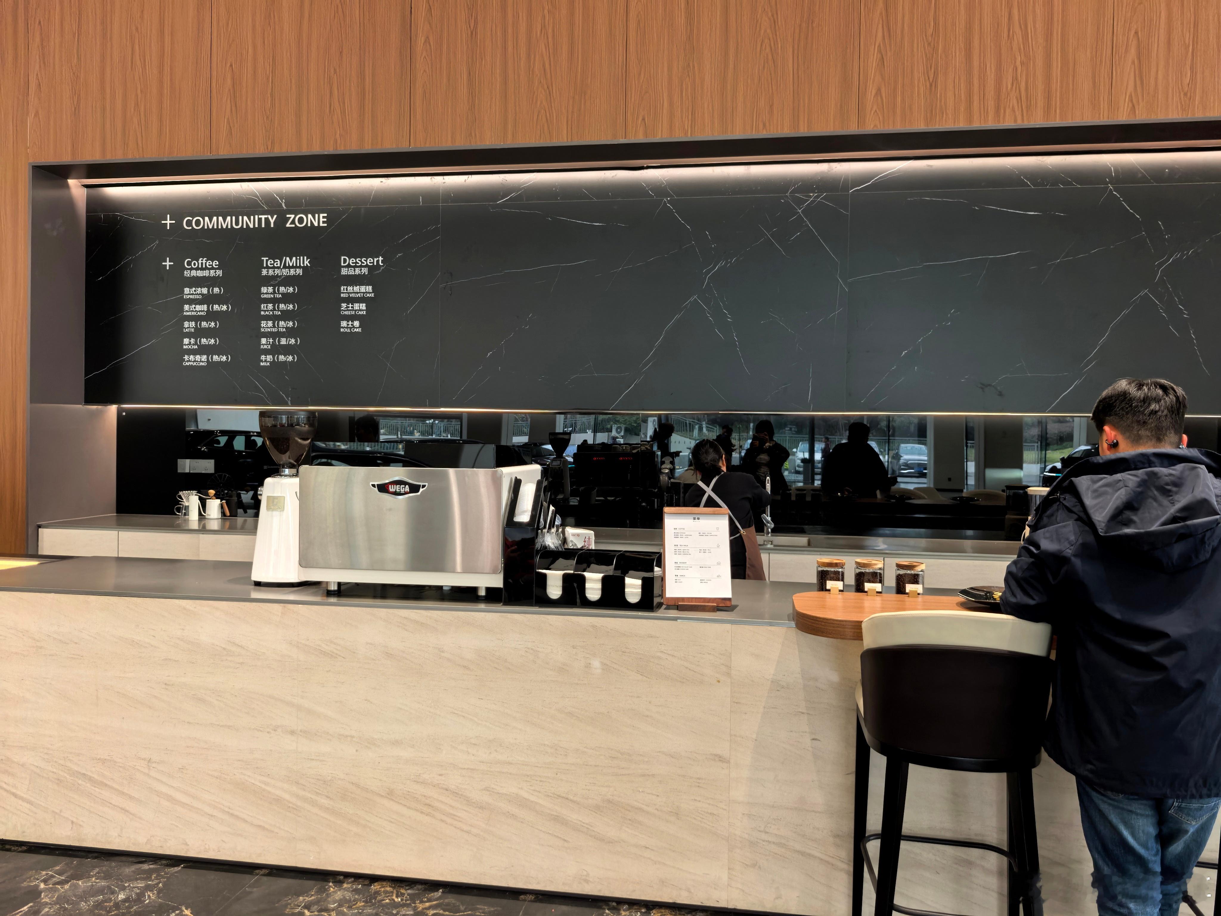 到全国最大的鸿蒙智行啦！吃点小零食准备待会儿直播啦我和汽车的日常鸿蒙智行