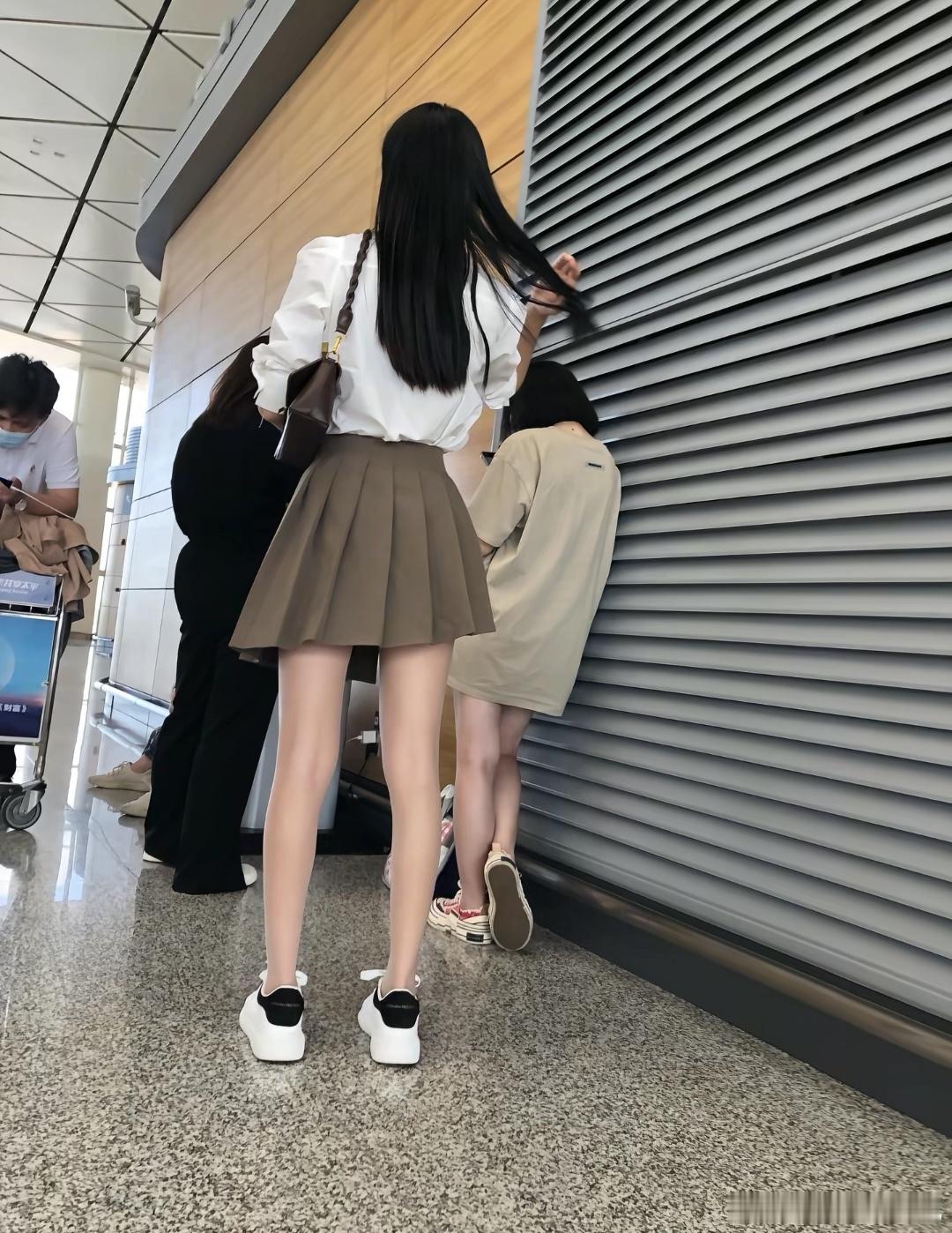 街拍 百褶裙配小白鞋，吸引力满满颜控正义日记的红包