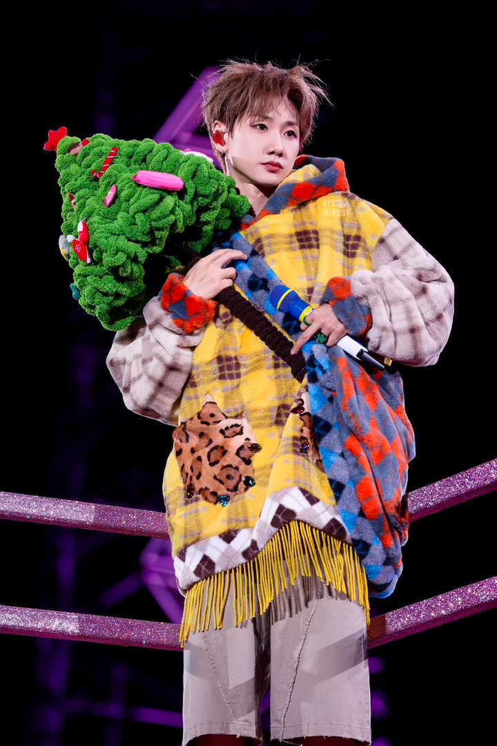 汪苏泷捡到粉丝手机事情是这样的：粉丝手滑手机掉了，汪苏泷弯腰捡起来，发现自拍模式