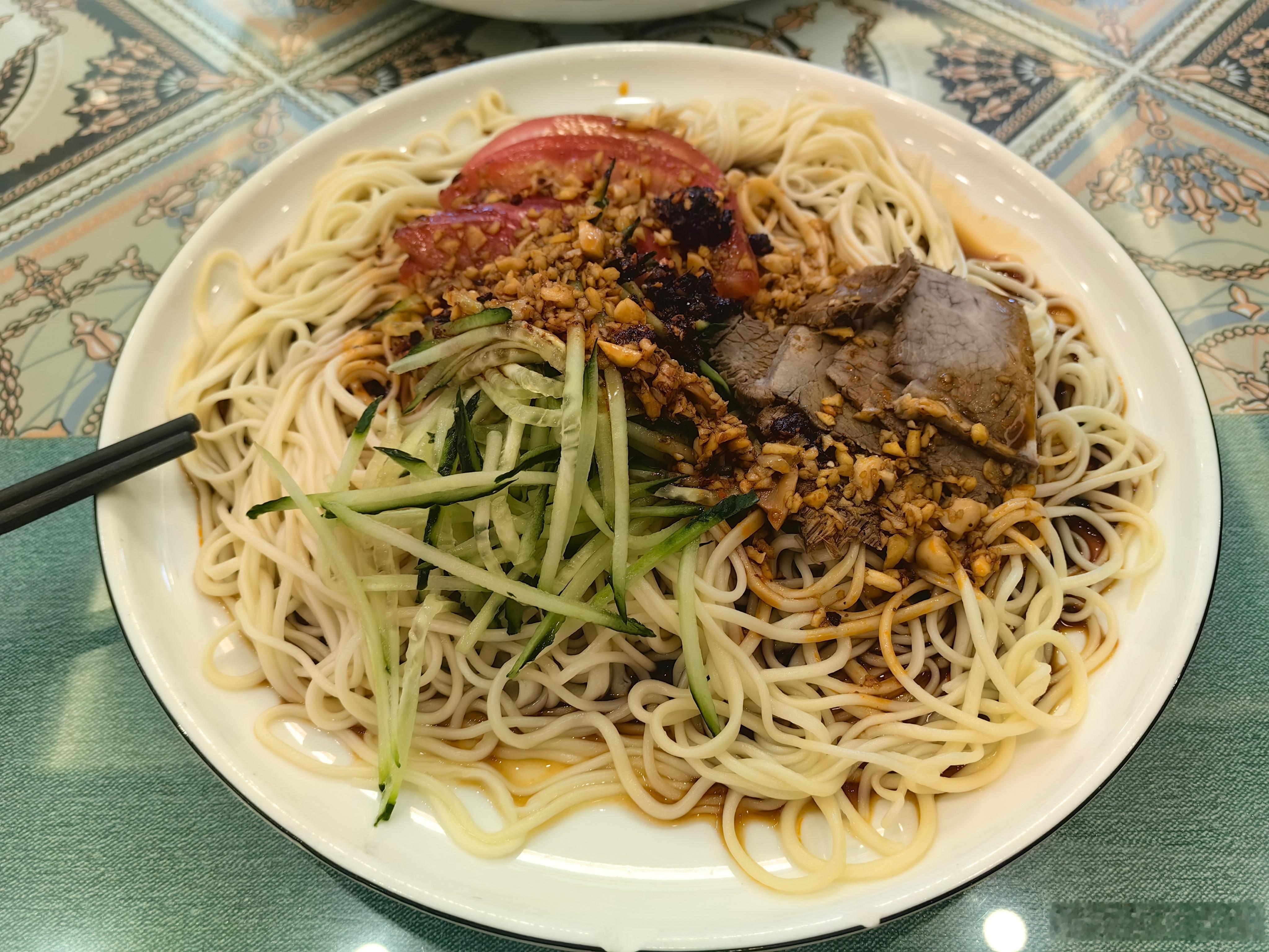 这个夏天来一盘西北凉面，别提多巴适了 