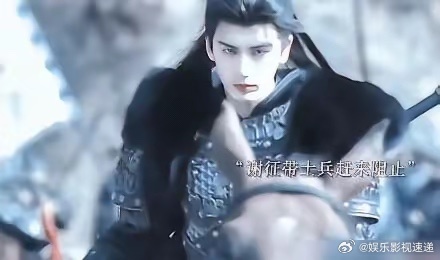 谢征提着刀走进金銮殿那天，所有人都以为他要坐龙椅。他转身把刀递给了长玉。那把刀不