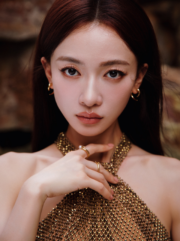 #吴谨言眼神好A#  吴谨言不愧是宝藏艺人，美感含金量十足！吴谨言眼神A感爆棚了