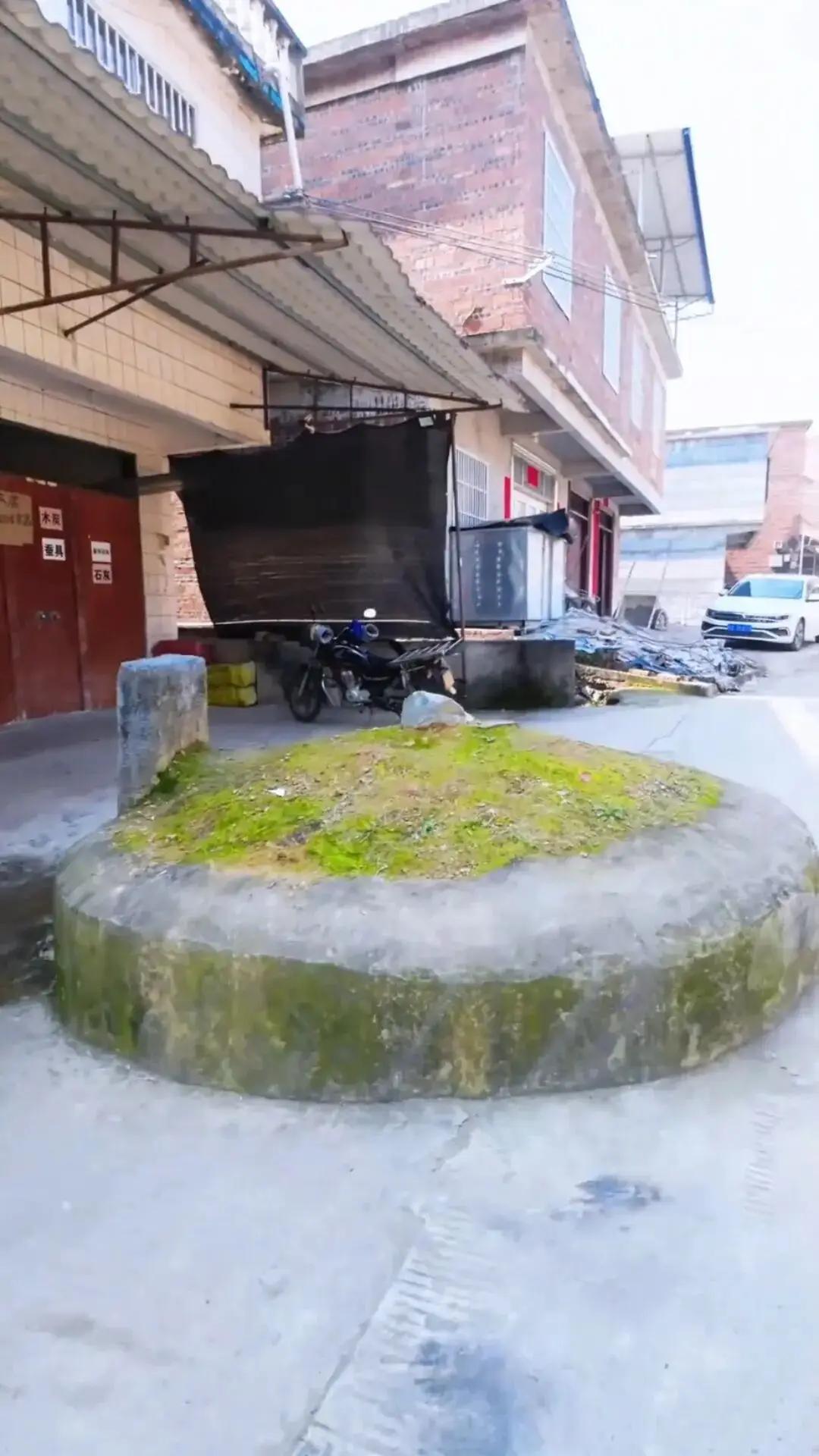 四川有句老话，要得富，埃古墓，
坟一般要弄在房子背后
大门前留墓碑墓地，有时晚上