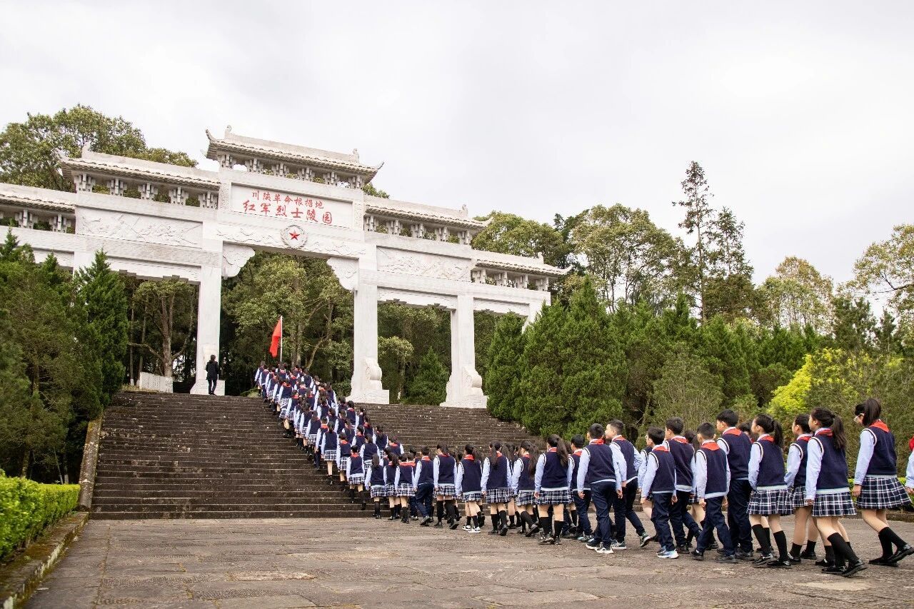 不知道你是谁但知道你为了谁 清明祭英烈，缅怀是为了更好的传承。铭记不朽英魂，山河