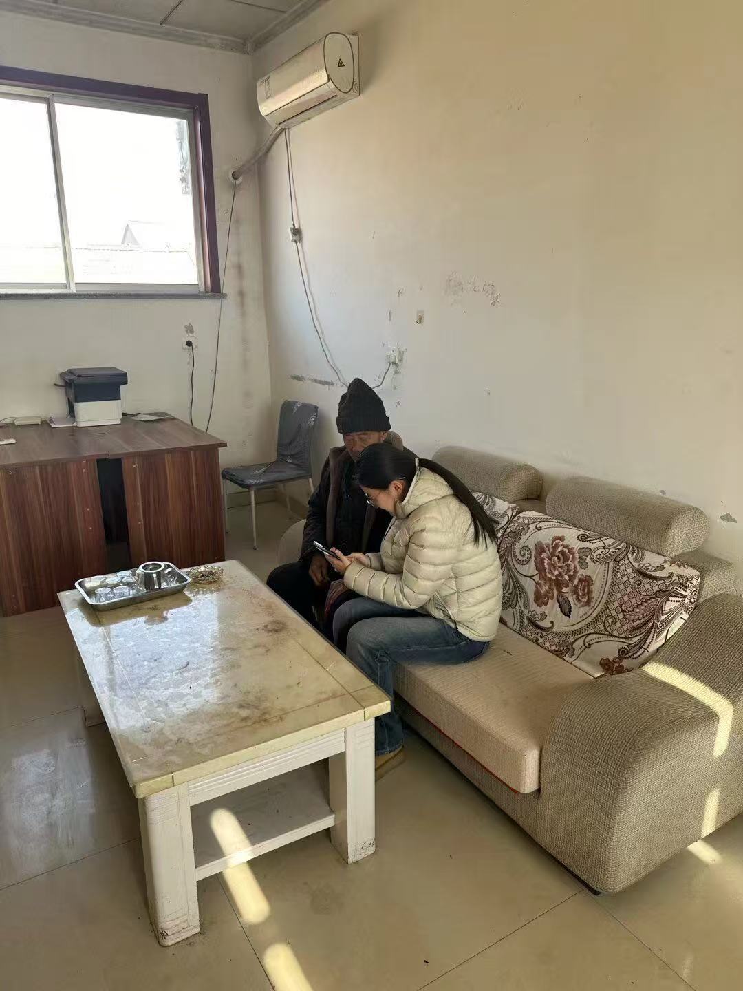 秦岭笑谈寒假社会实践 曲阜师范大学关爱老人 山东学子社会实践返家乡 【以劳换净，