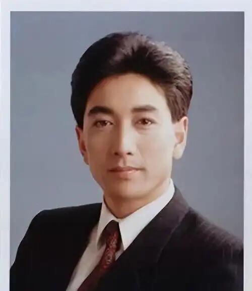 水均益说没有人天生是父亲  父女之间存在残酷的成长时间差，小时候满心崇拜，青春期