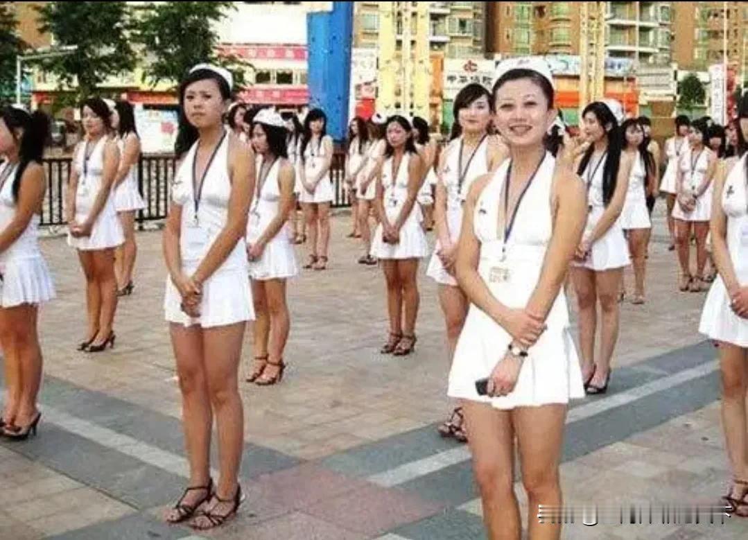 零售的，叫小姐，违法，要罚款五千；
批发的，叫小姐姐，随便玩。
所以说学好语文非