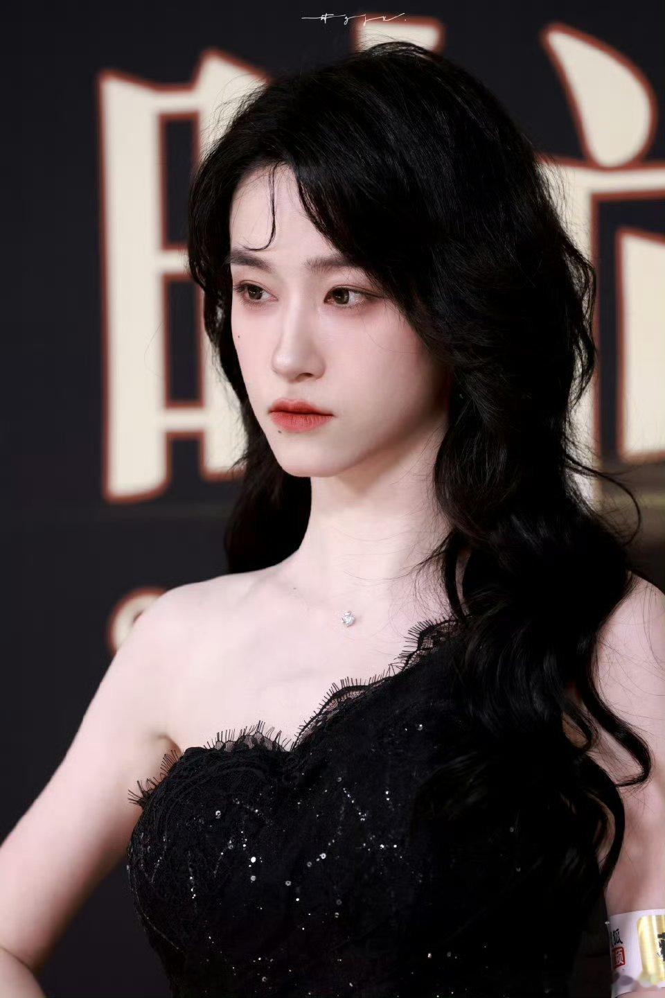 蒋芸 姐感我的天！蒋芸美成啥了 搜狐时尚盛典这波杀疯了！黑裙卷发自带冷艳气场，姐