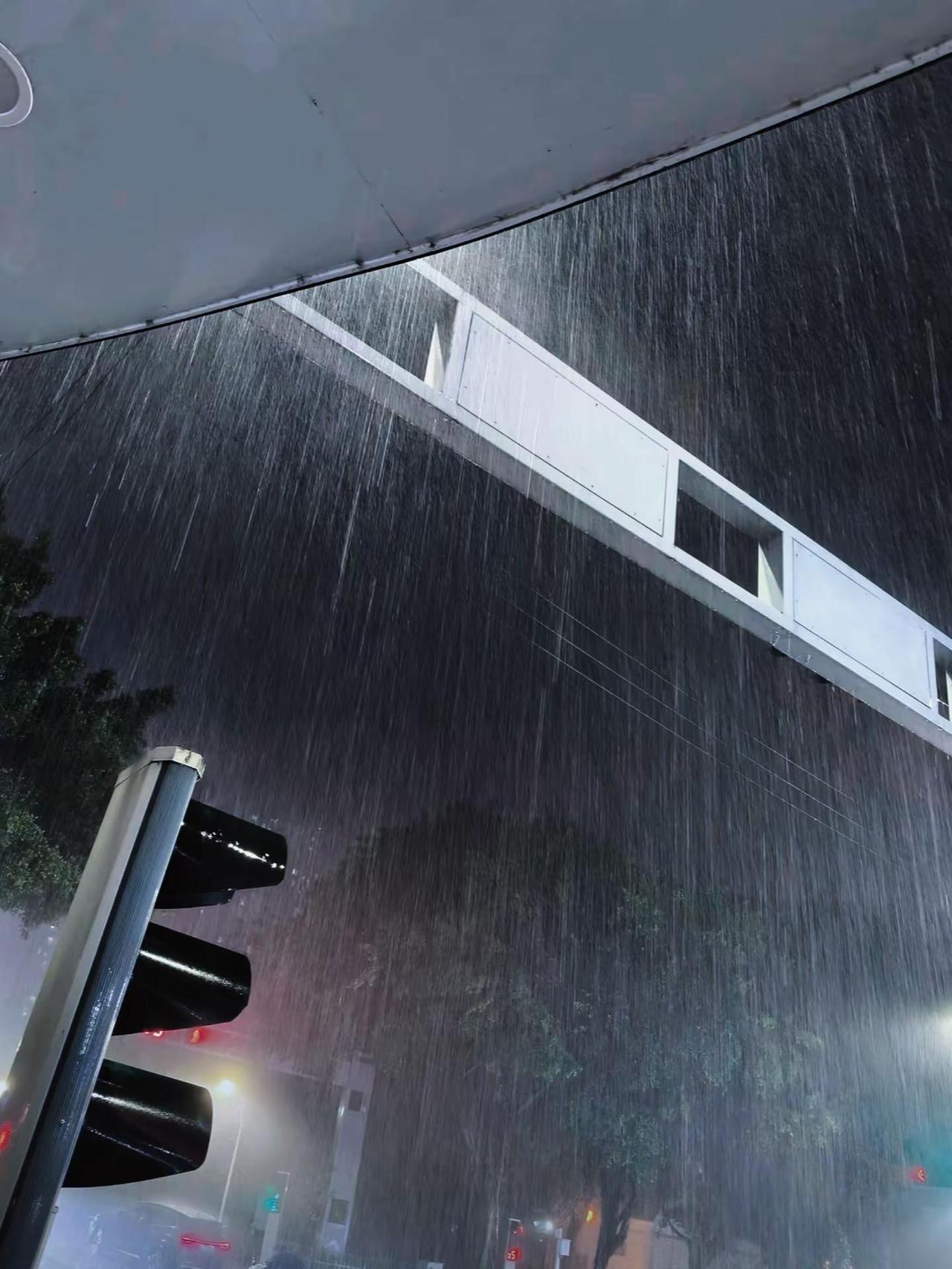 11岁初次深夜偷跑出门 一路无畏前行 奔赴等候我的你 凛凛冬风吹在脸上 心底满是