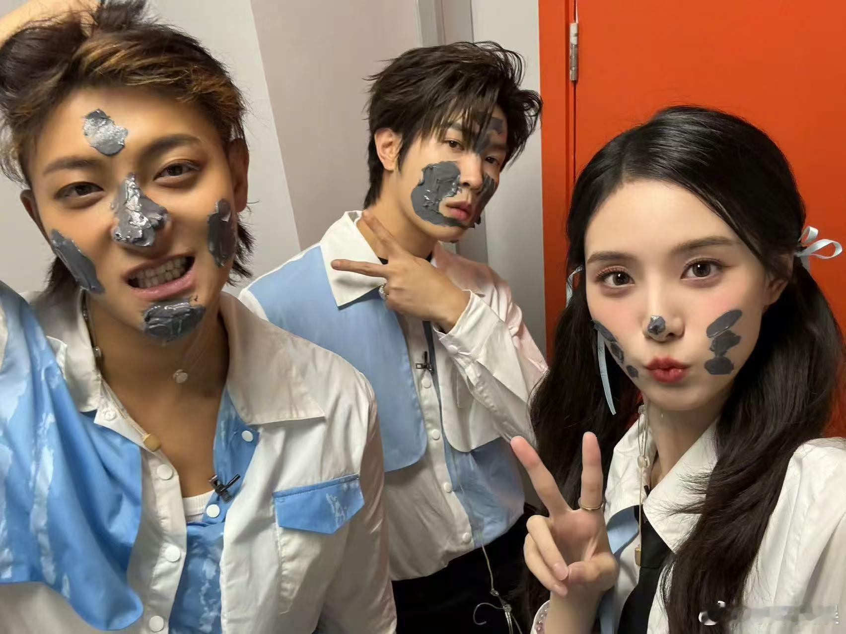 黄子韬下次一定赢回来黄子韬徐艺洋马伯骞合照黄子韬徐艺洋马伯骞合照，好，[憧憬][