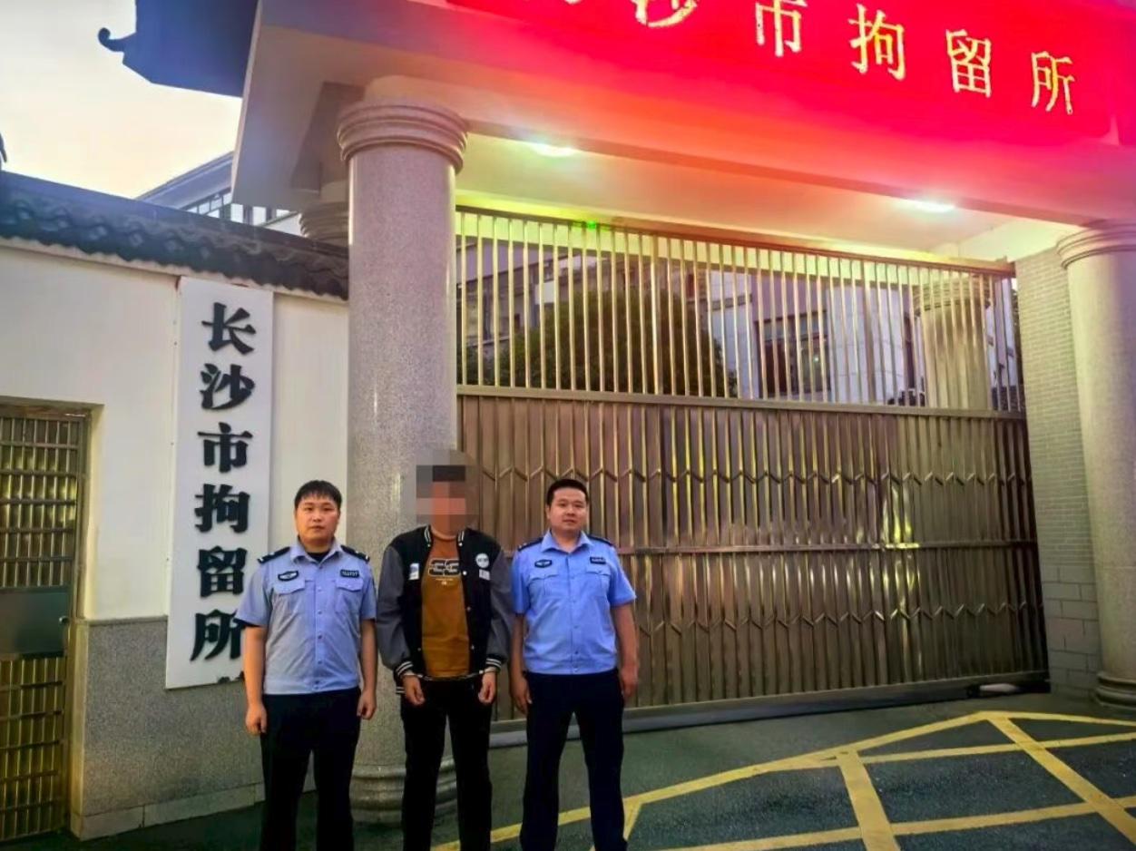 近日，网民周某某在平台发布消息称，一名女生在地铁上裙摆被人掀起，涉事男子已被拘留