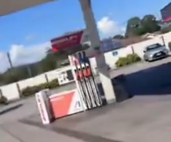 澳大利亚大批加油站关闭，司机抱怨澳洲就像沙特，没事何苦招惹中国？

据《悉尼晨锋