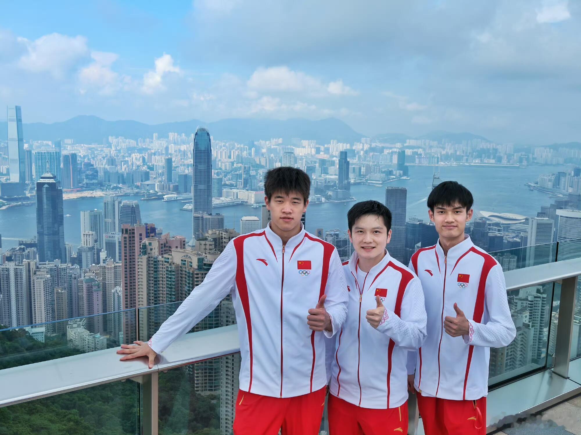 港澳行的快乐还历历在目，战袍加身并肩定格画面，赛场内外两种模样，这就是运动员鲜活